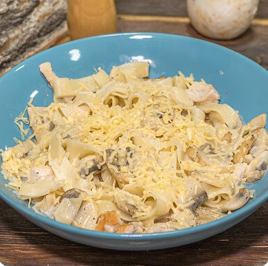 Паста с копчёной курицей и грибами