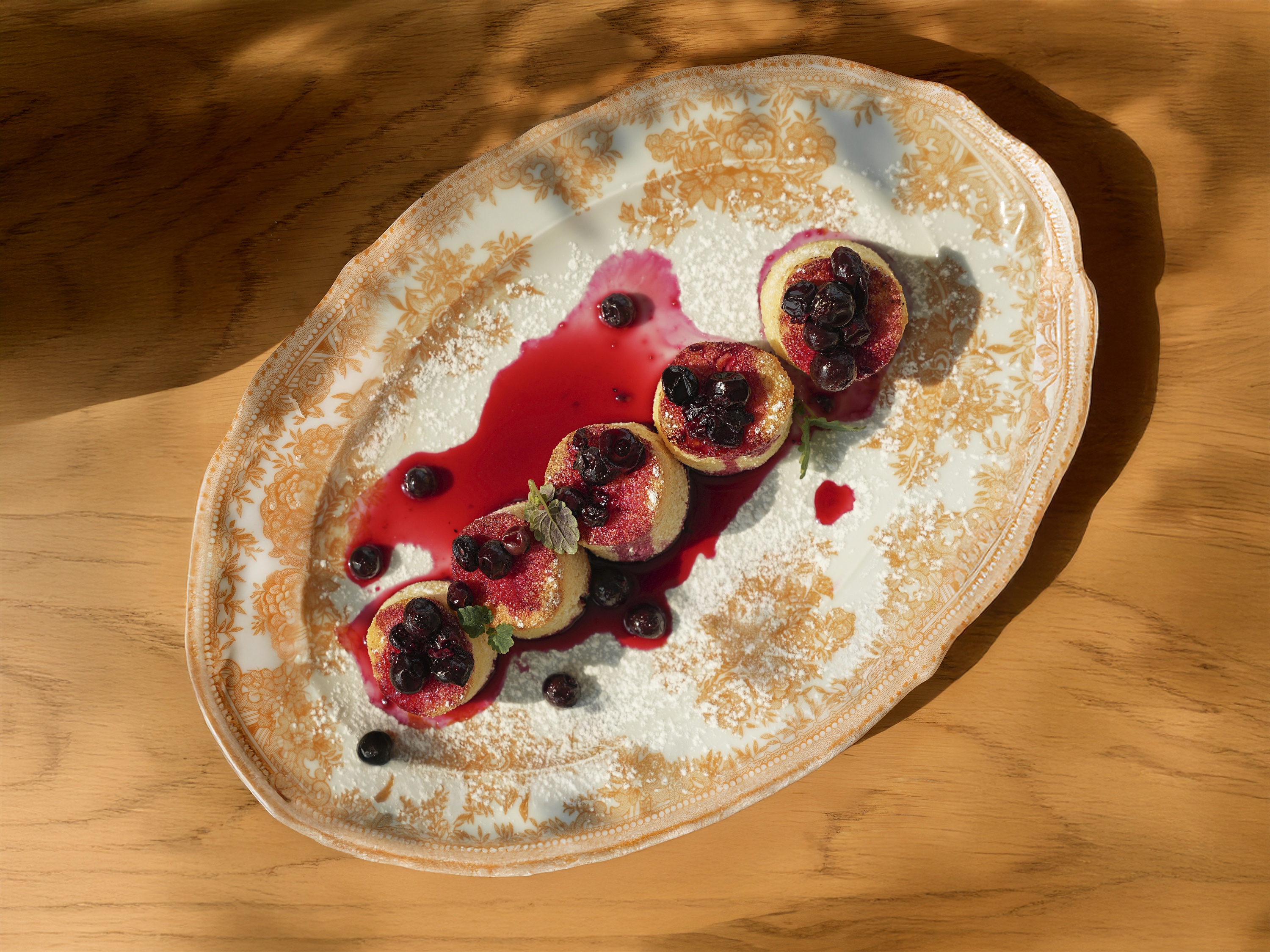 Сырники со сметаной и черной смородиной