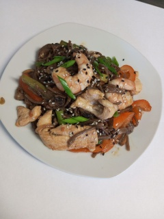 Соба с креветкой и курицей в кисло-сладк