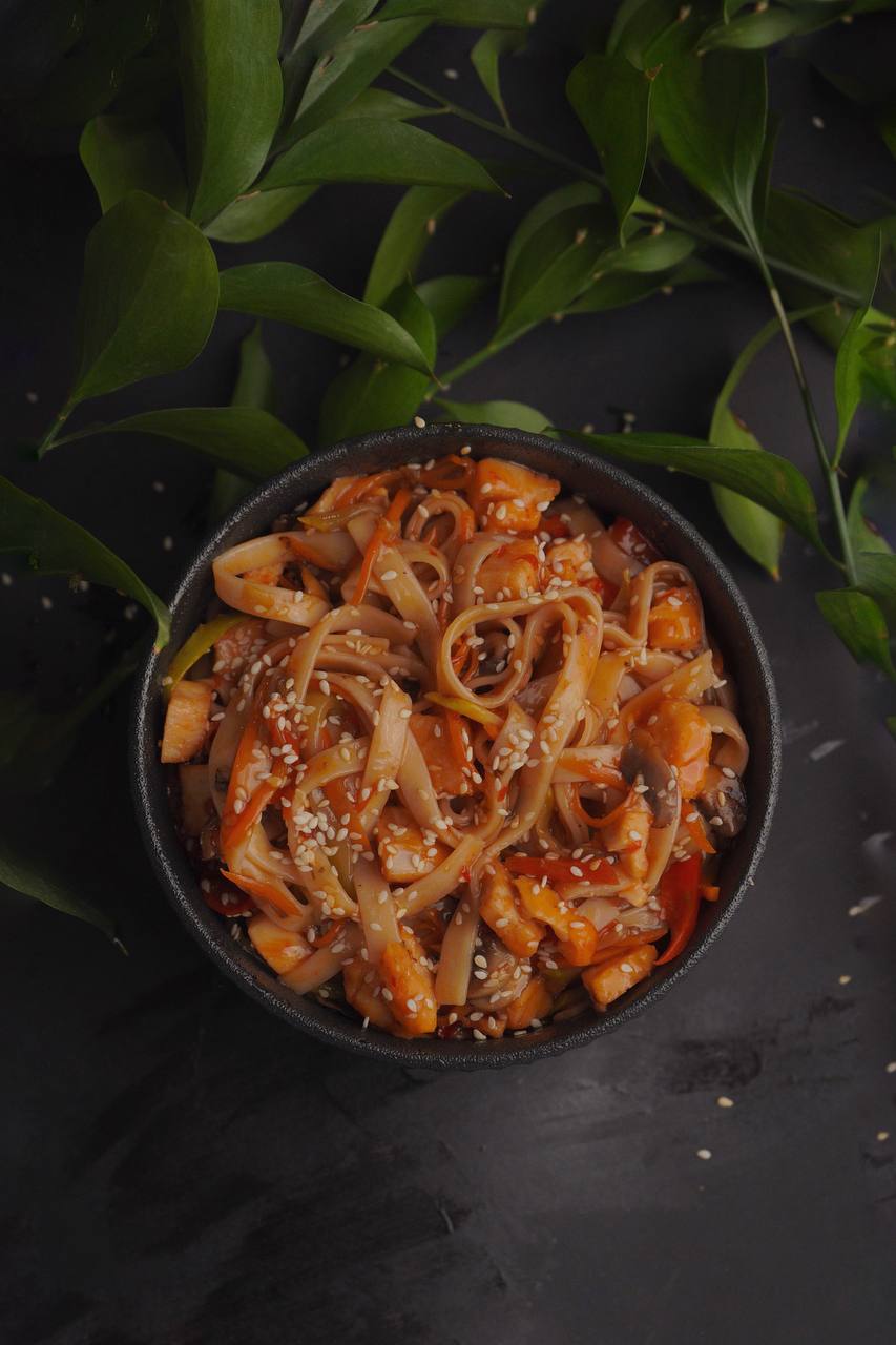 Вок с овощами и курицей