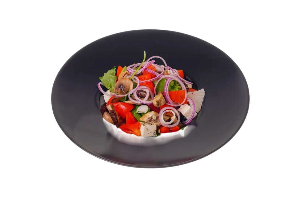 Гриль-салат с овощами, сыром и пикантной заправкой