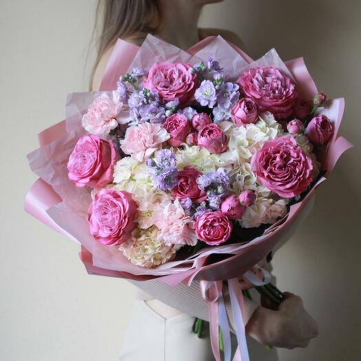 Букет с гортензией и розой пионовидной 