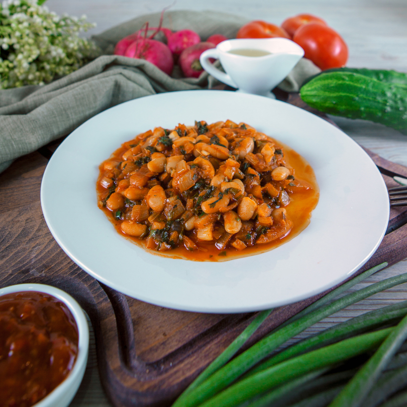 Фасоль в томатном соусе с луком, чесноком и зеленью