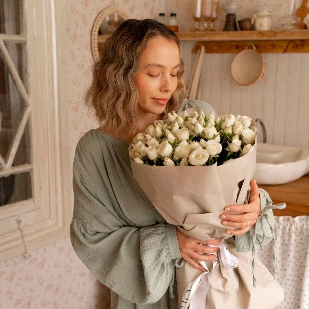 Букет из кустовых белых роз, 19 веток