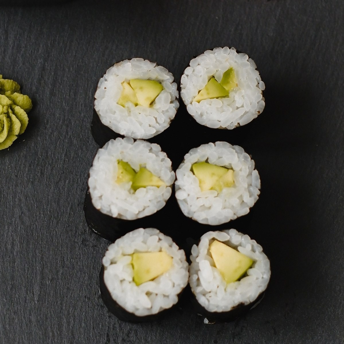 Маки ролл с авокадо.