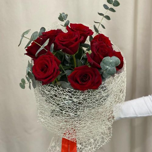 Букет из роз с эвкалиптом (б1802)