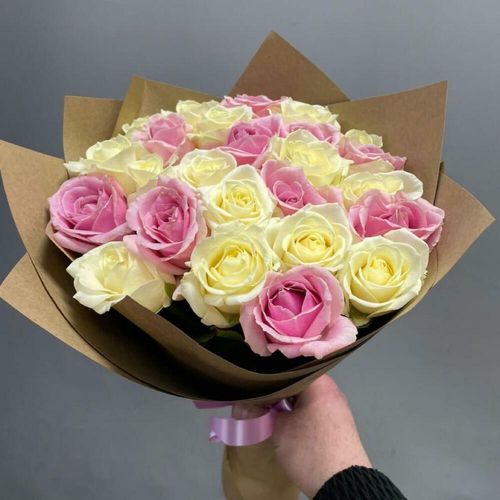 25 розовых и белых роз в крафте