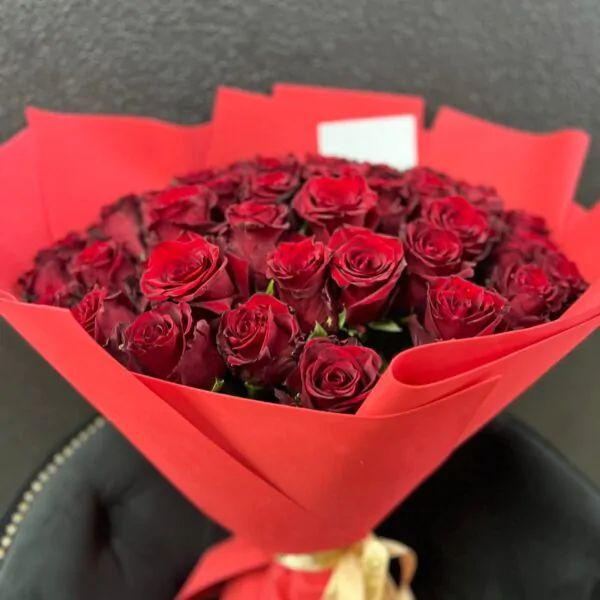 Букет из 51 бордовой розы в ярко-красном мягком фоамиране