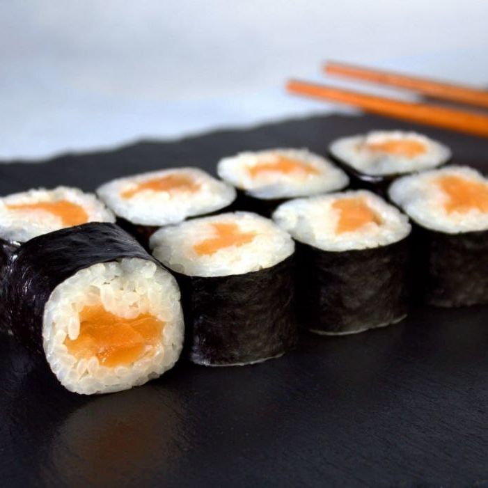 Классический ролл с лососем