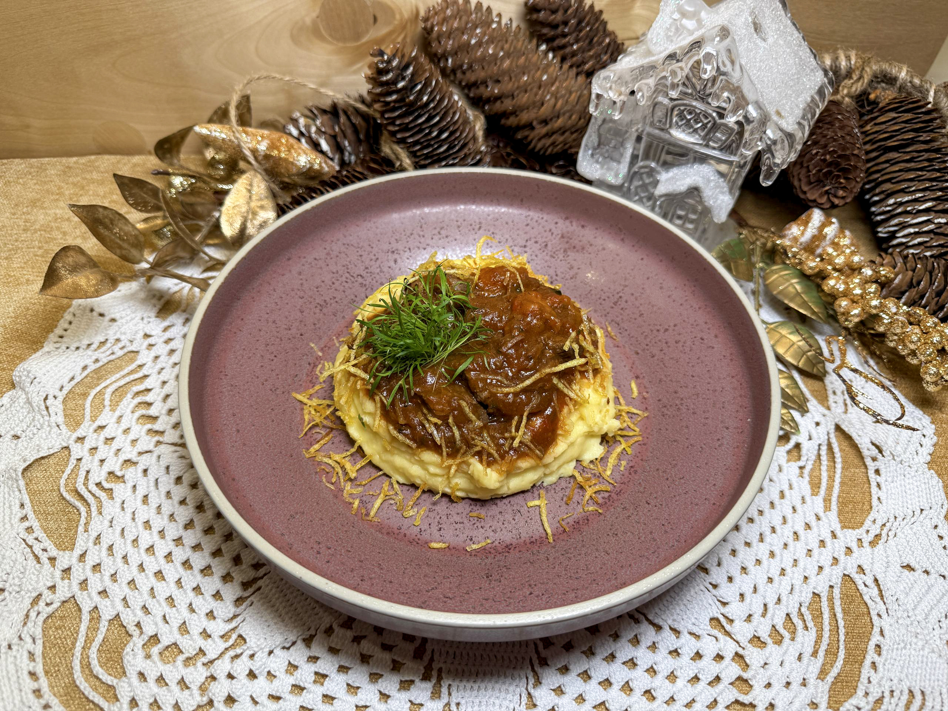 Гуляш из говядины с картофельным пюре