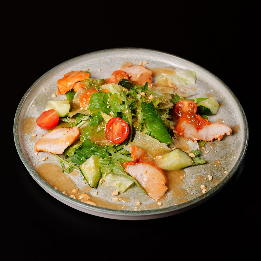 Салат с цыпленком и медово-горчичным соусом