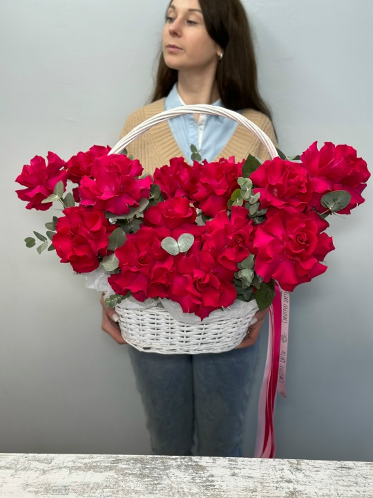 Шикарная корзина с малиновыми французскими розами и зеленью эвкалипта