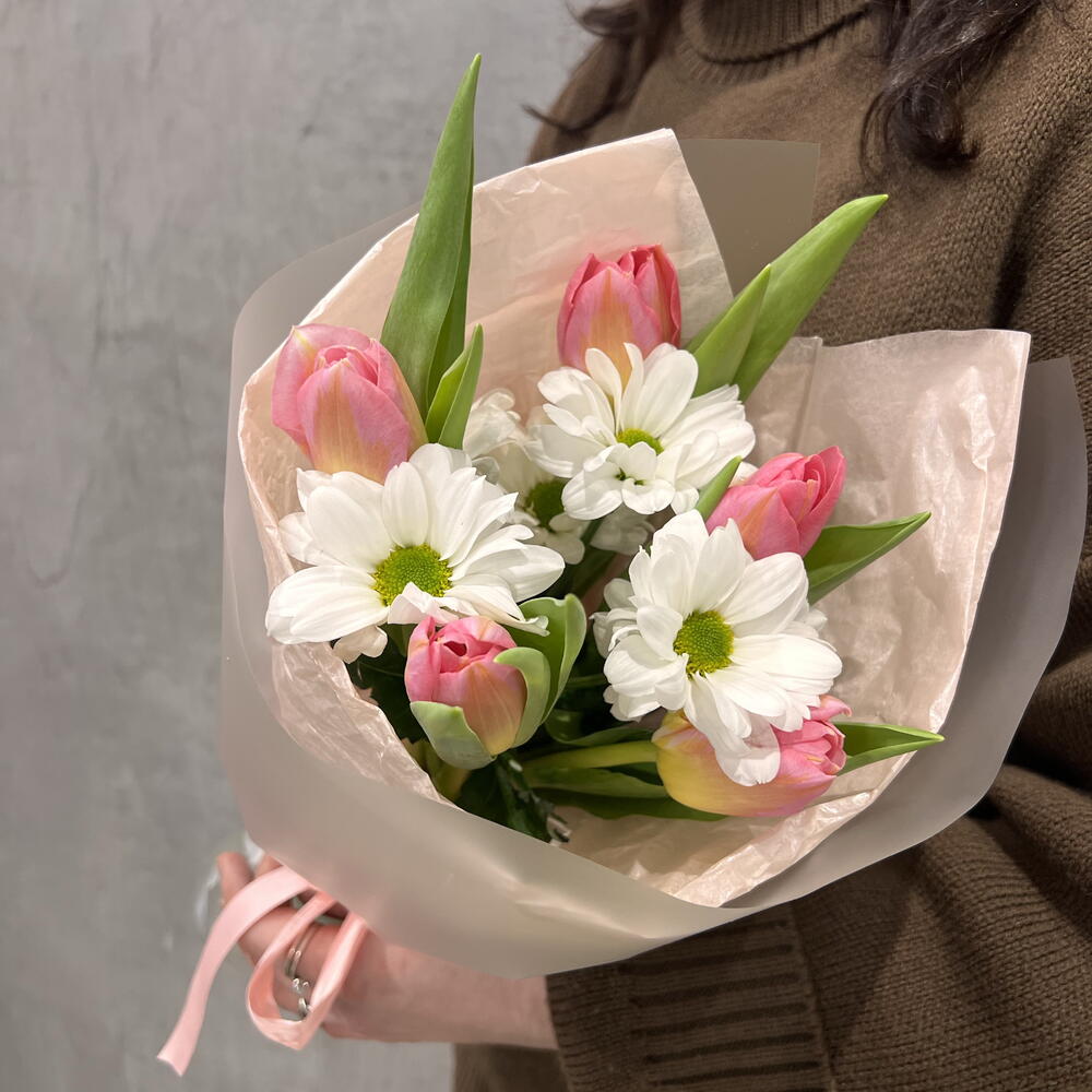 Весенний комплимент с тюльпанами и хризантем/ 2штой