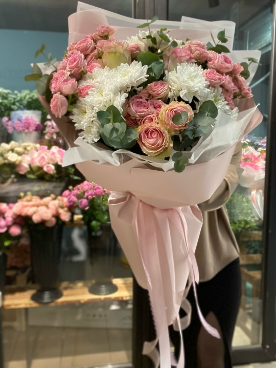 Шикарный ажурный букет из роз