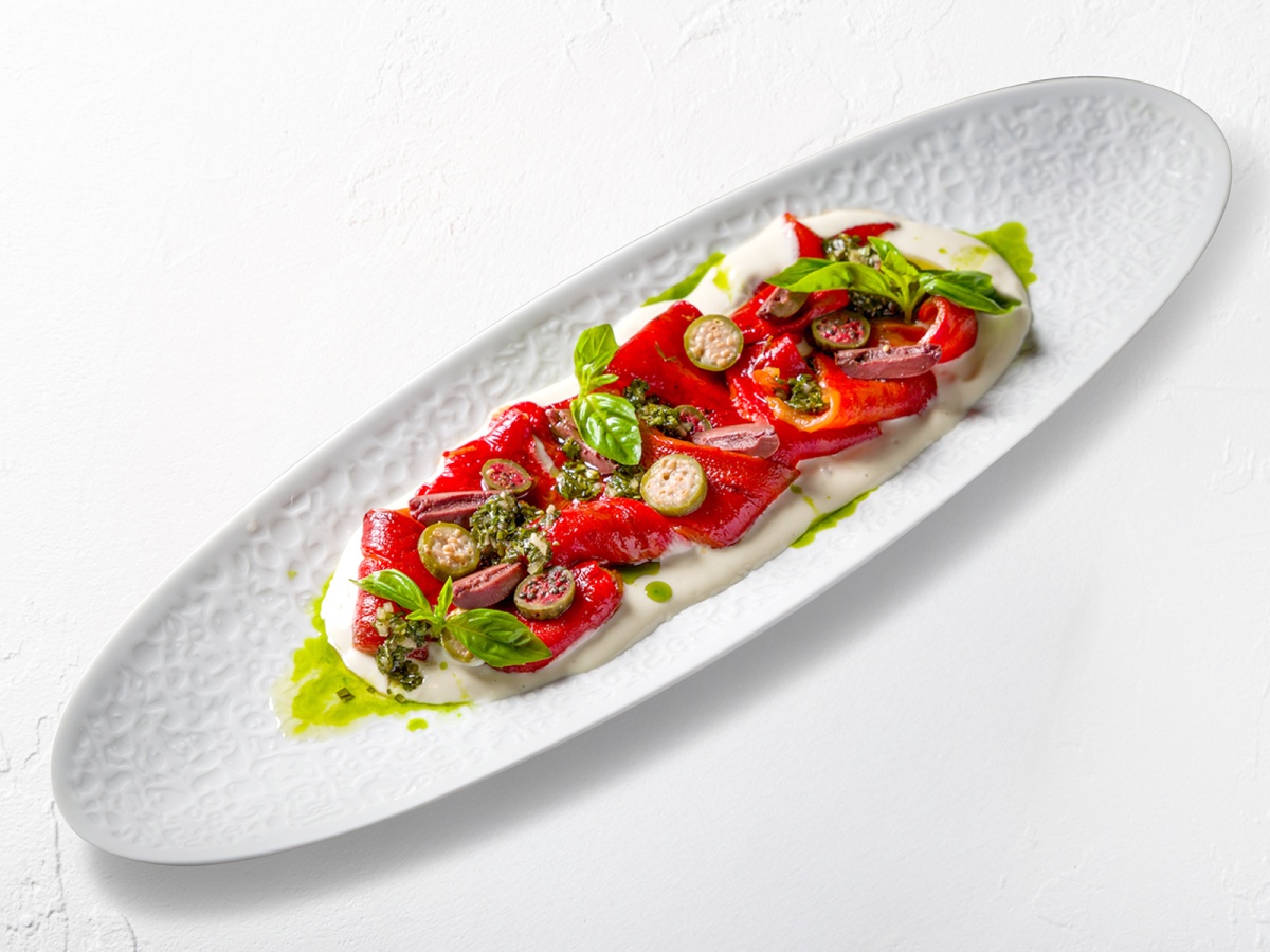 Карпаччо из маринованного перца на подушке из тхины