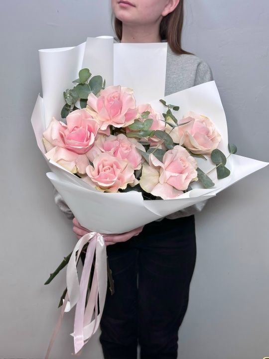 Букет из розовых французских роз с эвкалиптом