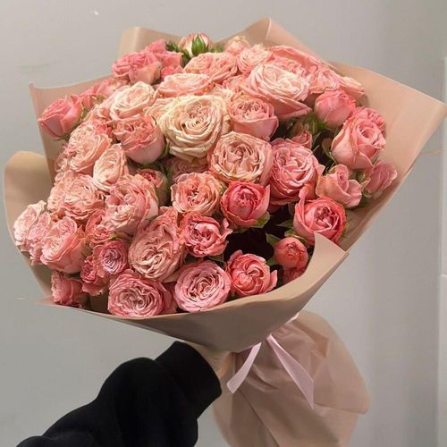 Большой букет кустовых пионовидных роз