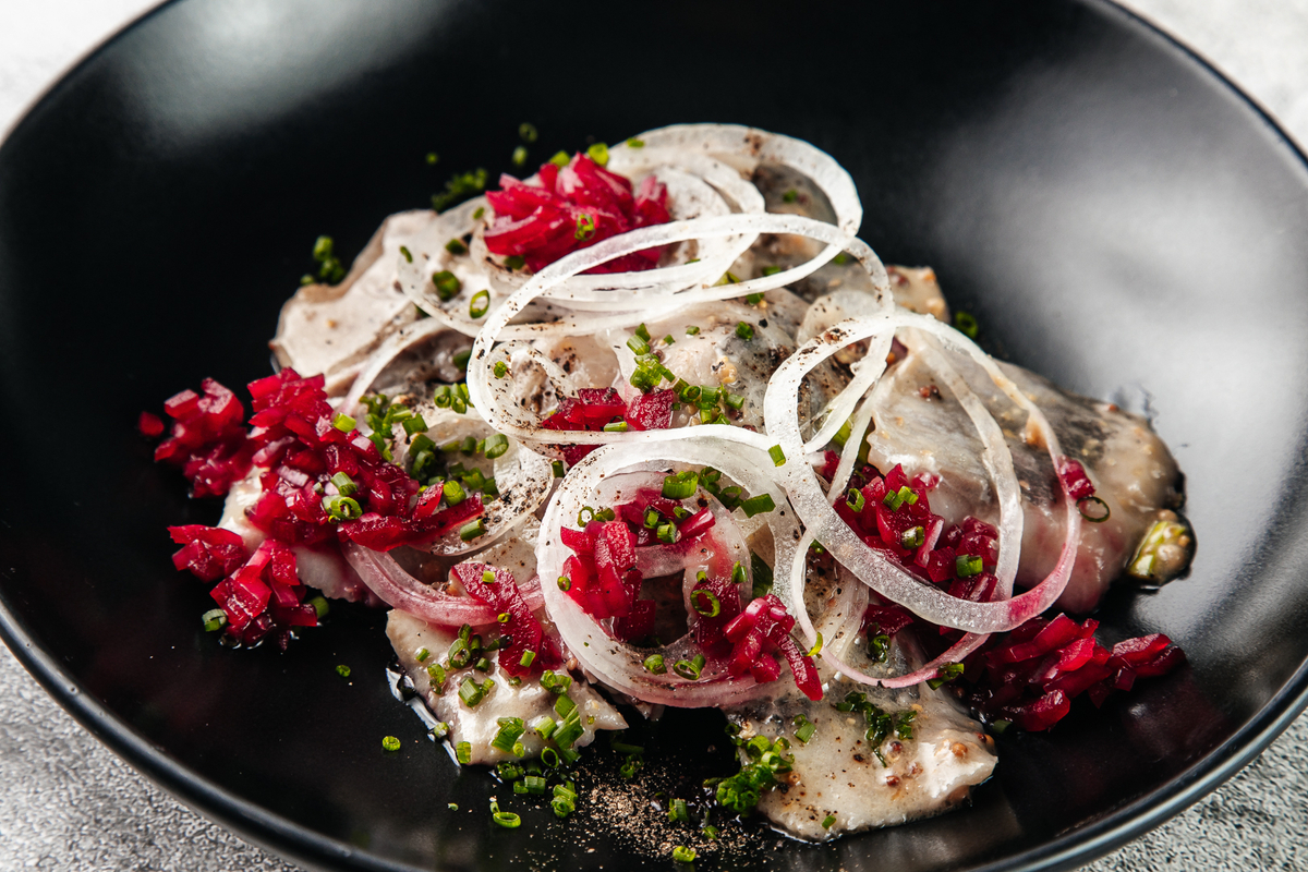 Маринованная селедка с медом и луком и черным перцем