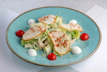 Салат Цезарь с курицей