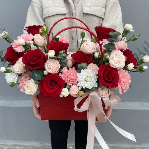 Композиция в сумочке из роз, диантусов и кустовой розы