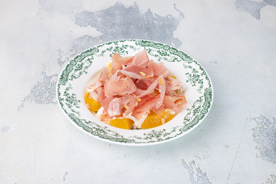 Маринованные персики со страчателлой и прошутто