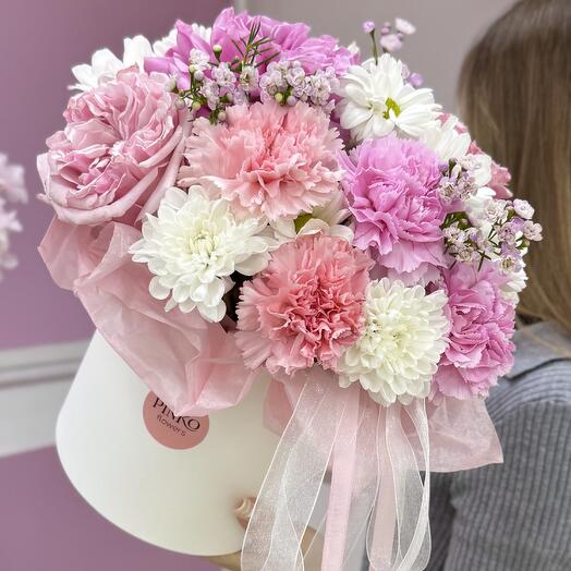 Сборная композиция с диантусами и розами