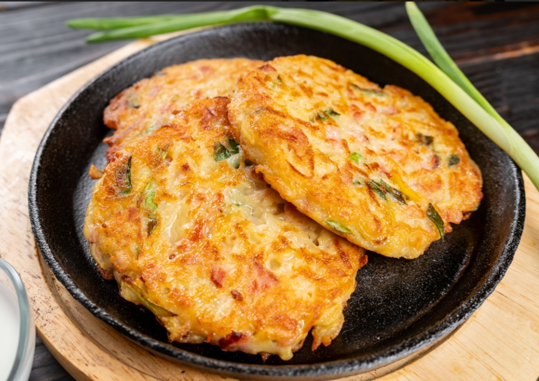Драники с беконом и зеленым луком