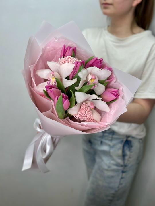 Милый букет с розовыми тюльпанами и орхидеей