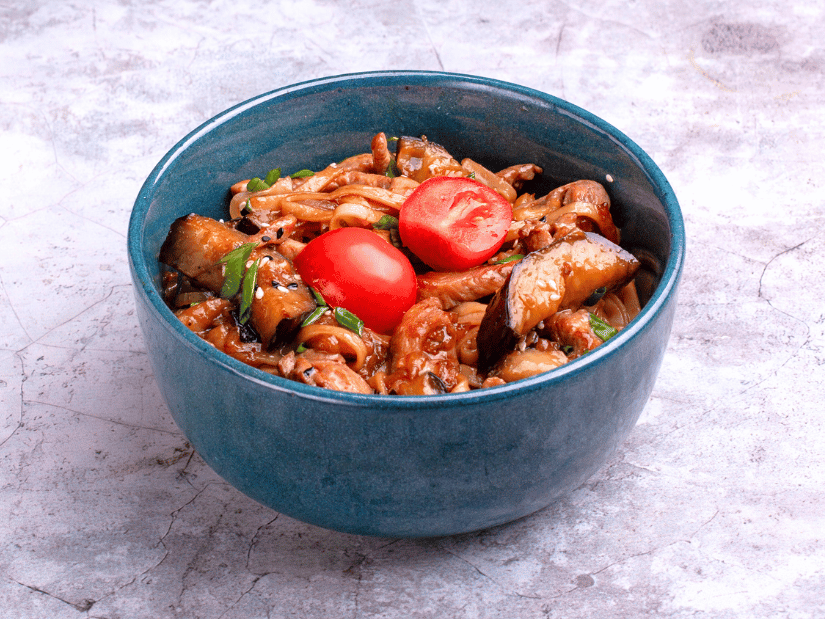 WOk Удон с цыплёнком и баклажанами