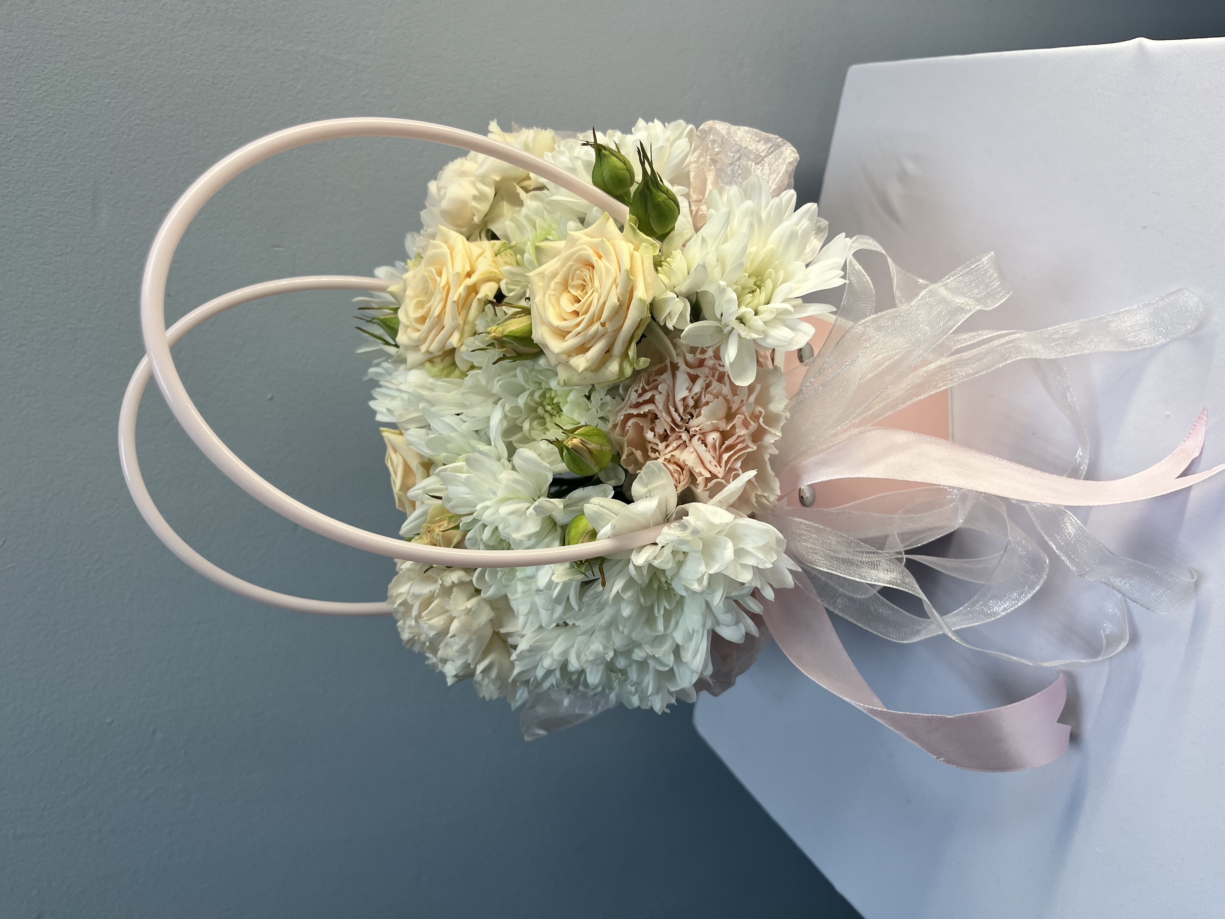 Сумочка с розами кустовыми и хризантемой