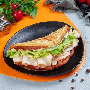 Вафля с индейкой и соусом тартар