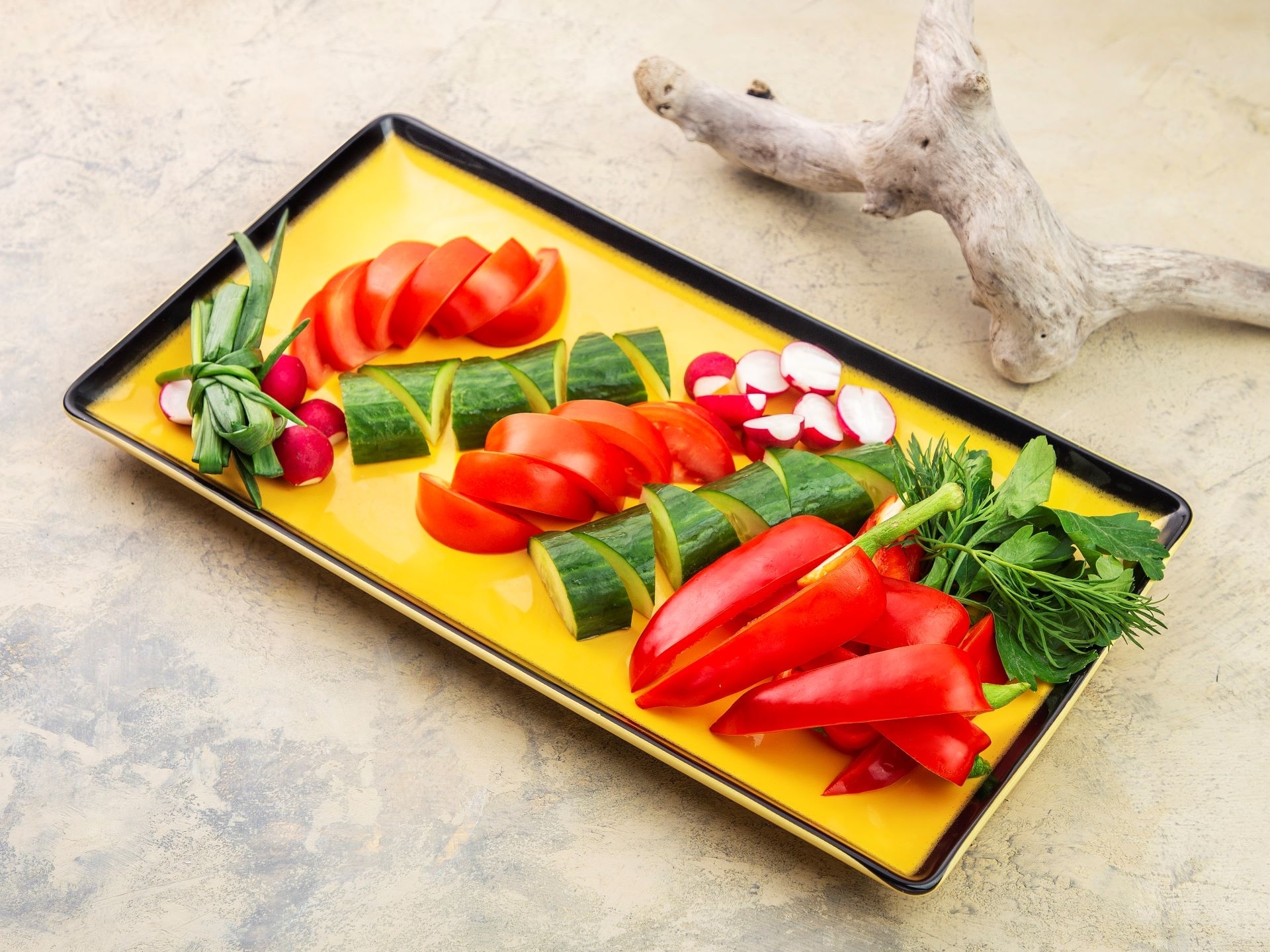 Тарелка свежих овощей