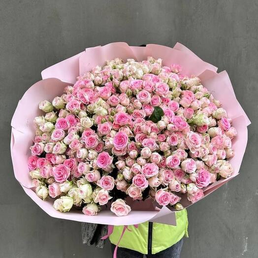 Кустовые розы огромный букет нежный