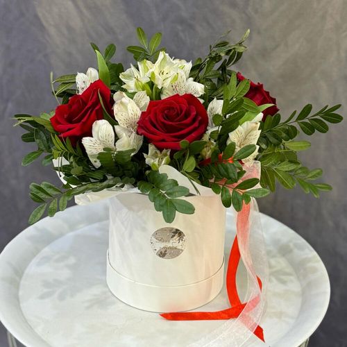 Букет из красных роз, белых альстромерий и зелени в коробочке (к2076)