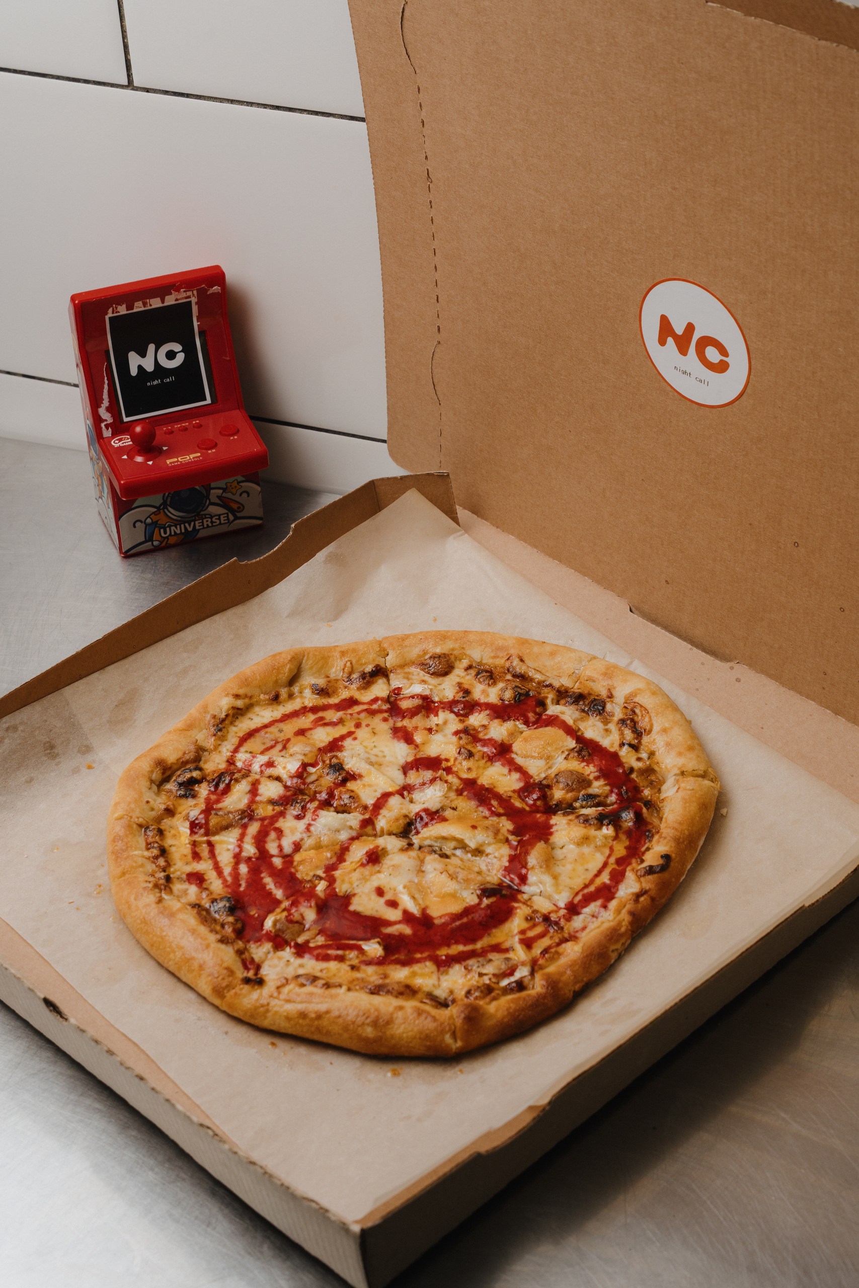 Пицца с камамбером и ягодным соусом