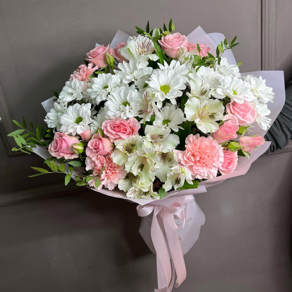 Букет из нежных кустовых роз и альсьромерии