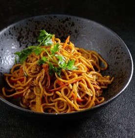 Домашняя яичная лапша с овощами