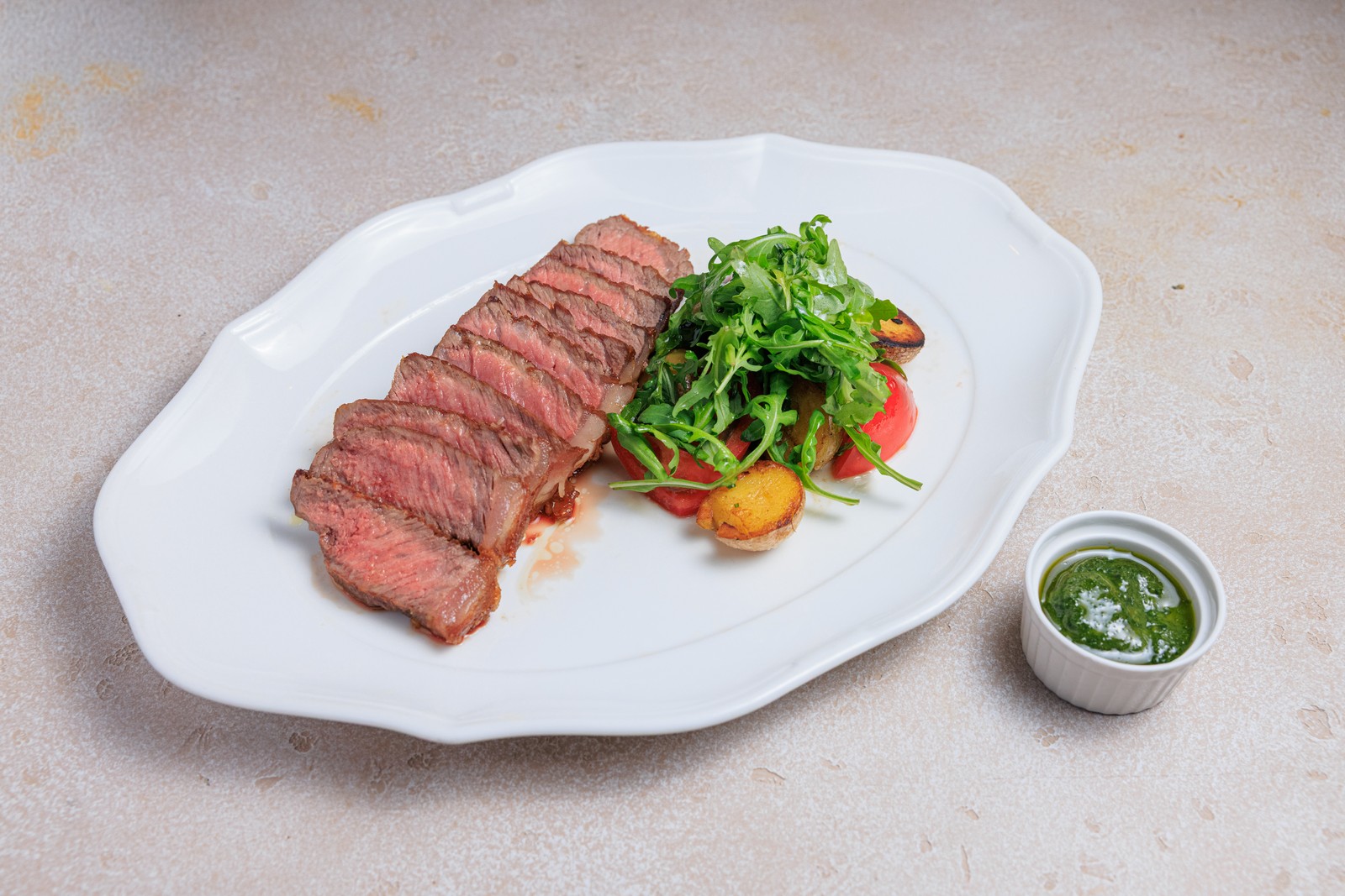 Стриплойн с печеным картофелем и соусом чимичури