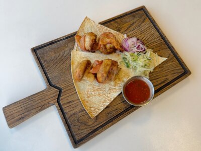 Грибы с беконом на мангале, салат, лук, лаваш