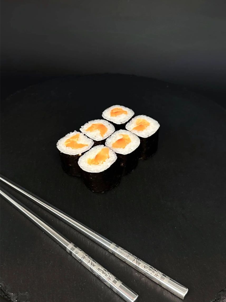 Маки с лососем