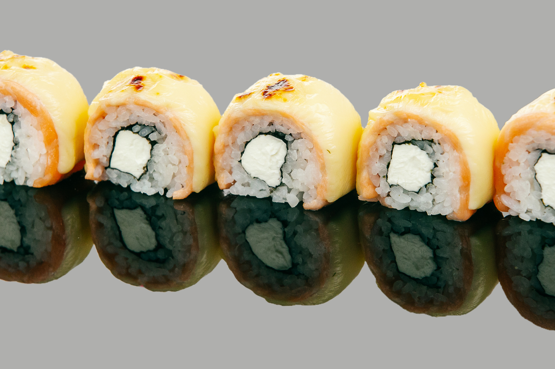 Филадельфия с опалённым сыром чеддер