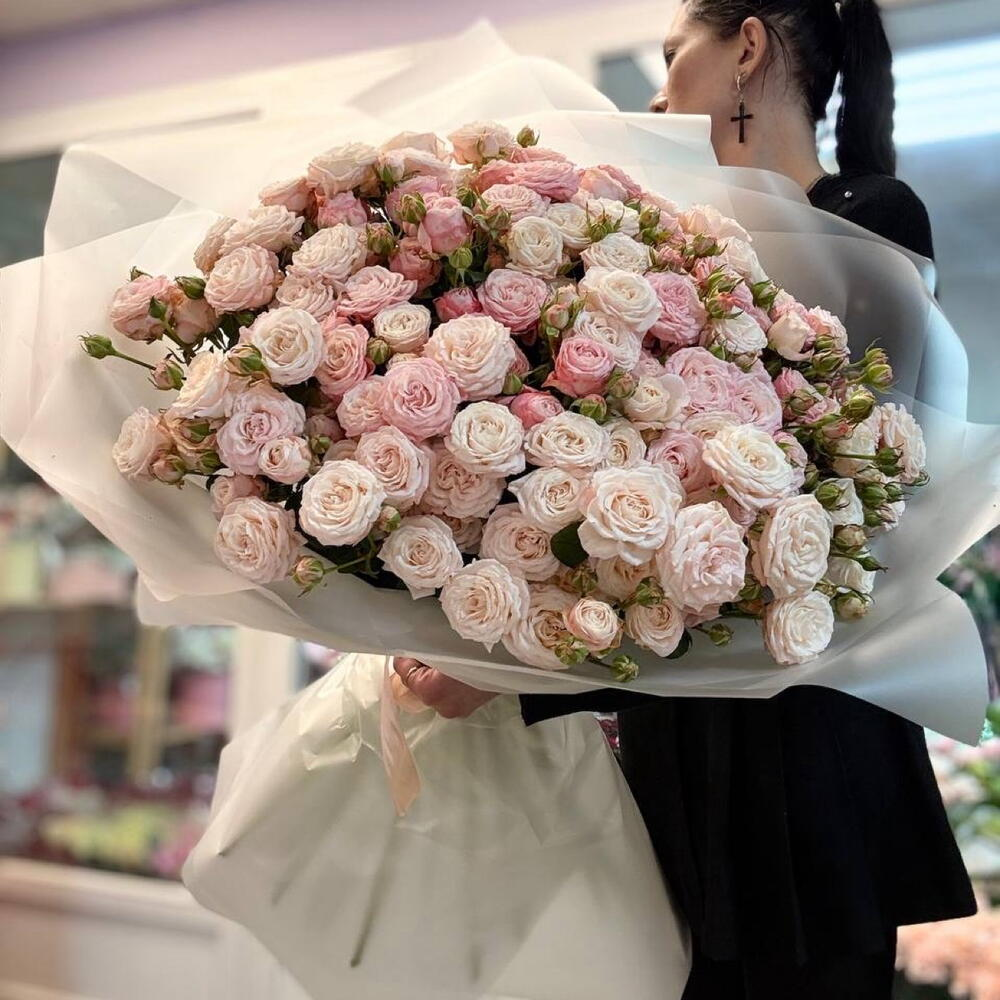 Пионовидные кустовые розы букет гигант