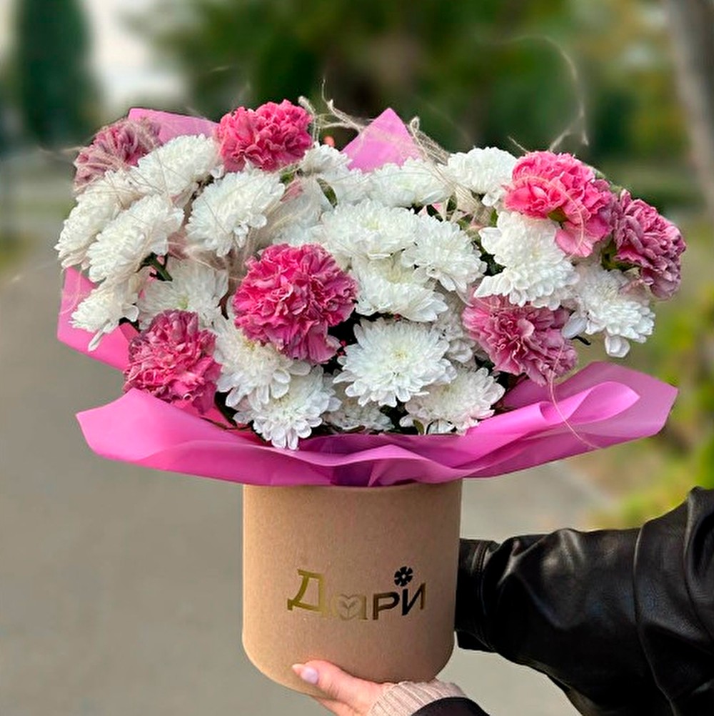 №41 Яркие диантусы с хризантемой в коробочке L