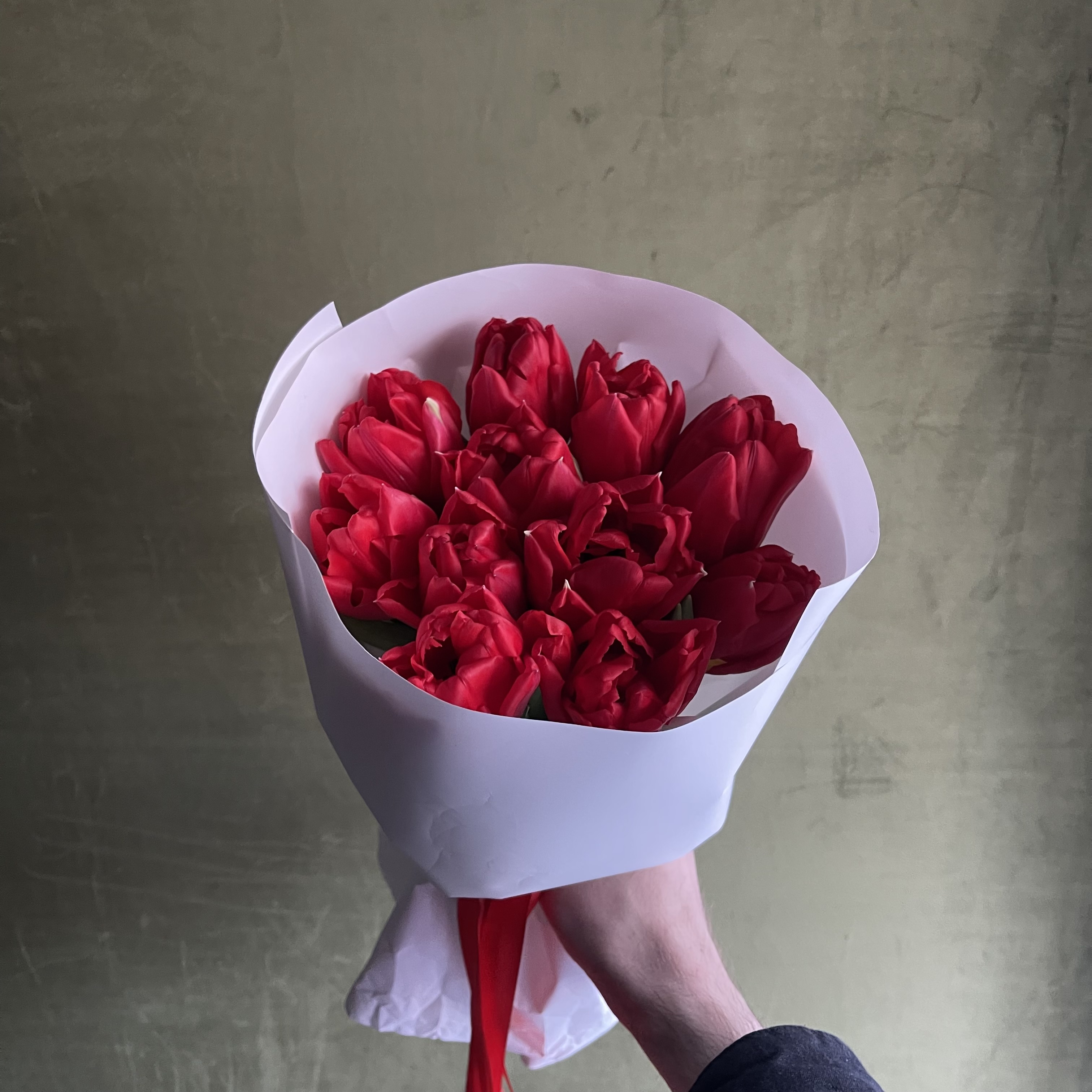 Моно-букет с красными тюльпанами