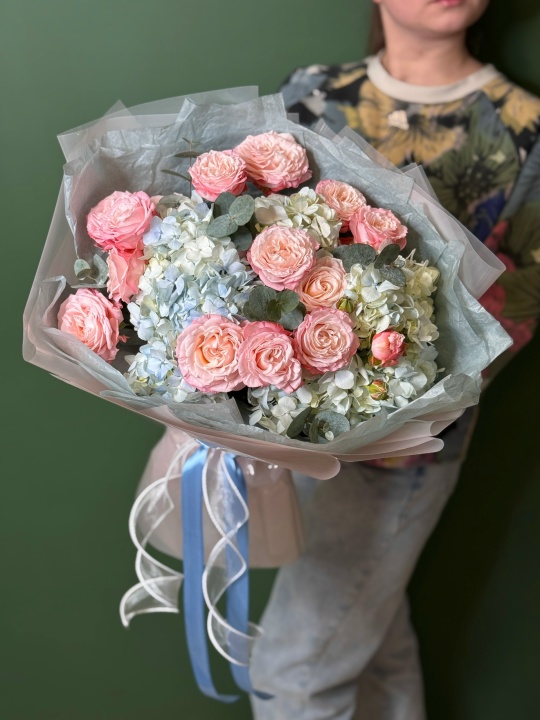 Букет с голубыми гортензиями, кустовыми розами мадам бомбастик и эвкалиптом