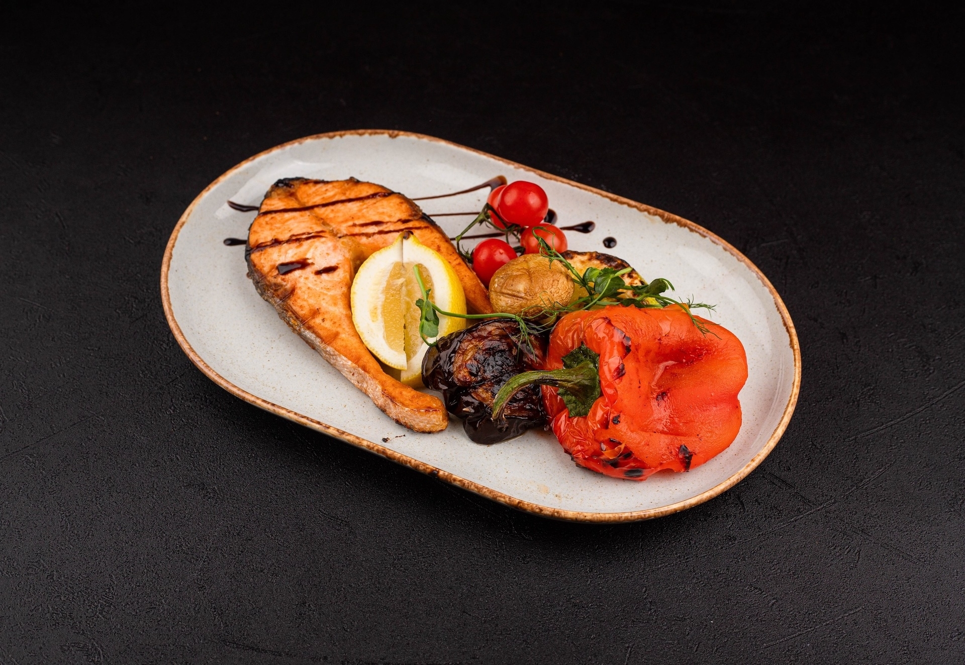 Стейк форели с овощами