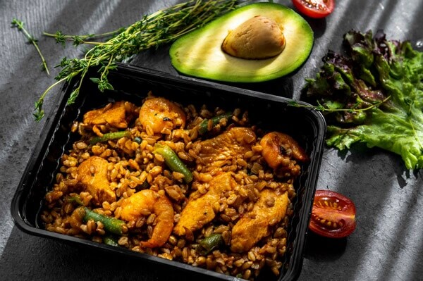 Паэлья из полбы с курицей и креветками