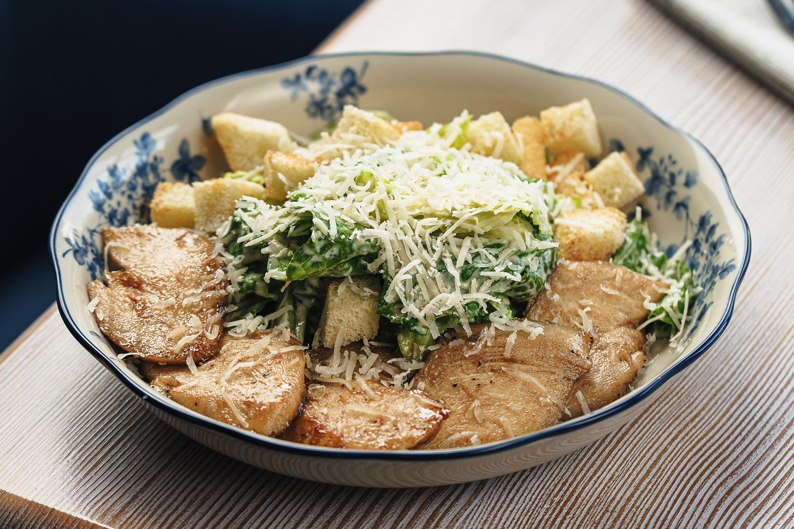 Салат Цезарь с куриной грудкой