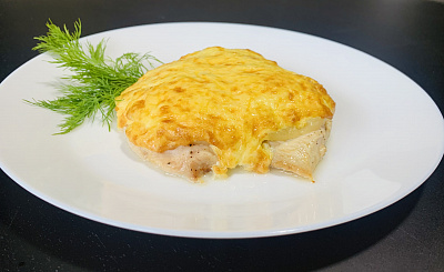 Куриная грудка с ананасом под сырной корочкой