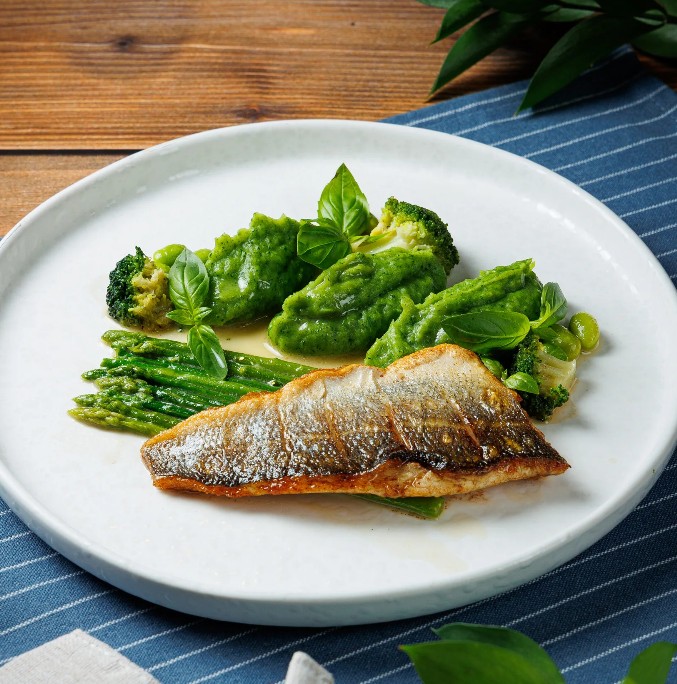 Филе сибаса с зелёным пюре, спаржей и бобами эдамаме
